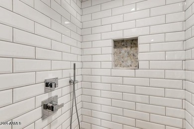 PRICED TO SELL!! This stunning 2,463 sqft contemporary townhouse - photo 19