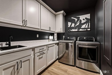 Welcome to this beautifully maintained 4-bedroom, 2.5-bath home - photo 32