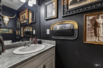 Welcome to this beautifully maintained 4-bedroom, 2.5-bath home - photo 33