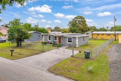 Move-in ready! This beautifully renovated home offers 3 bedrooms - photo 2