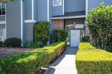 Beautifully upgraded 2 bed/2.5 bath townhome just one block from - photo 3