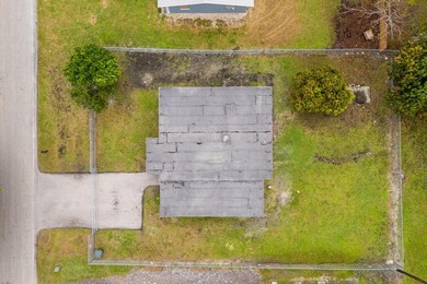 Move-in ready! This beautifully renovated home offers 3 bedrooms - photo 6