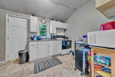 Handyman special and investor opportunity in the heart of - photo 3