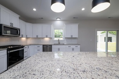 Move-in ready and waiting for its very first owners, this - photo 16
