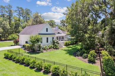 Nestled beneath a mature oak tree and surrounded by established - photo 18