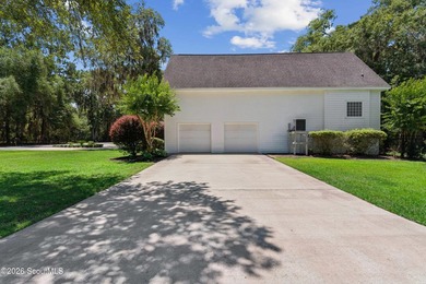 Nestled beneath a mature oak tree and surrounded by established - photo 19
