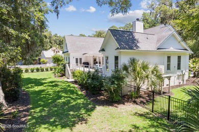 Nestled beneath a mature oak tree and surrounded by established - photo 21
