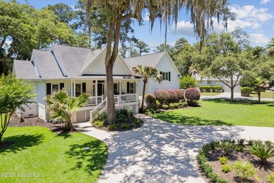 Nestled beneath a mature oak tree and surrounded by established - photo 24