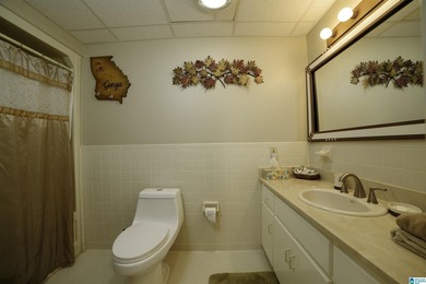 HUGE PRICE REDUCTION!!!!Recently remodeled 4BR/3BA lake home on - photo 26