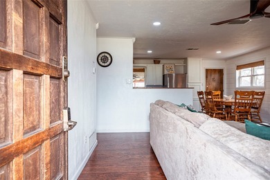Waterfront retreat on sought-after Tanglewood Island, spanning - photo 9