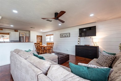 Waterfront retreat on sought-after Tanglewood Island, spanning - photo 10