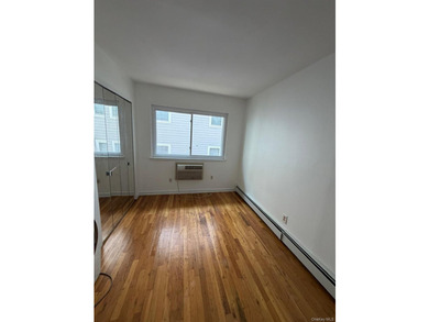 Sunny, Open Concept, Townhouse in Prime Hewlett-Woodmere School - photo 11