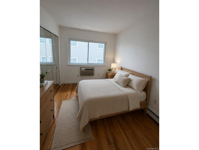 Sunny, Open Concept, Townhouse in Prime Hewlett-Woodmere School - photo 12