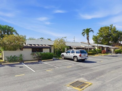 Beautifully updated villa in Palm Greens 55+ community. Home - photo 25