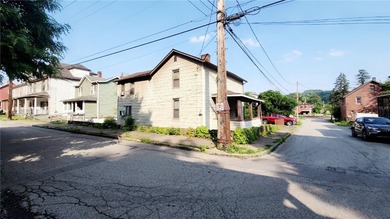 Large 4 bed 2 bath home on a flat corner lot with a concrete - photo 2