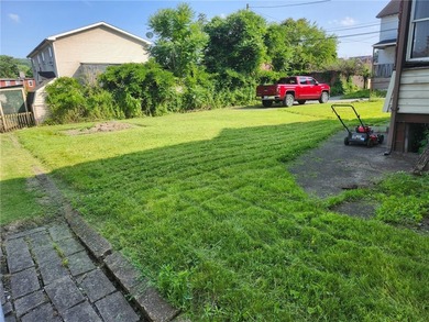 Large 4 bed 2 bath home on a flat corner lot with a concrete - photo 3