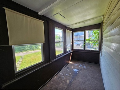 Large 4 bed 2 bath home on a flat corner lot with a concrete - photo 4