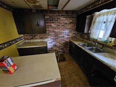 Large 4 bed 2 bath home on a flat corner lot with a concrete - photo 7