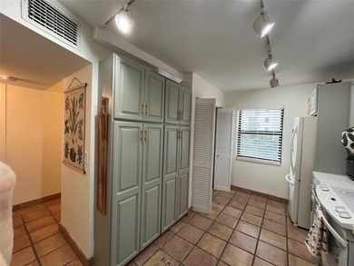 New to market, just blocks from the beach! This hip, extremely - photo 11