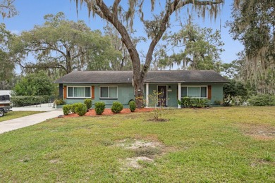 (private lake, pond, creek) Home For Sale in Fruitland Park Florida