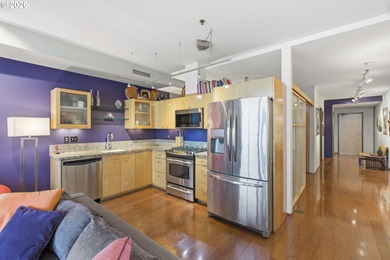 Stylish unit in a gleaming glass tower with stunning views of