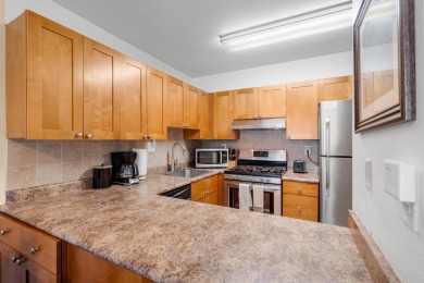 Welcome to HOTEL ZONED Kihei Akahi D107! Luxury vinyl plank - photo 9