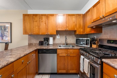 Welcome to HOTEL ZONED Kihei Akahi D107! Luxury vinyl plank - photo 10