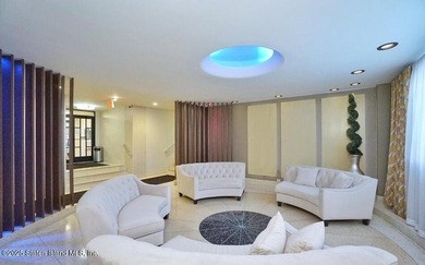 For the first time ever, this one-of-a-kind two-unit apartment - photo 3