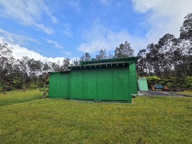 Set behind a gated driveway and surrounded by tropical greenery - photo 15
