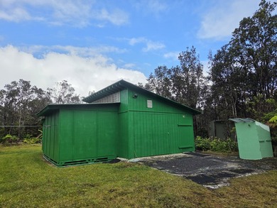 Set behind a gated driveway and surrounded by tropical greenery - photo 17