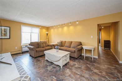 Beautifully maintained and move in ready. 2 bedroom, 2 full bath - photo 1