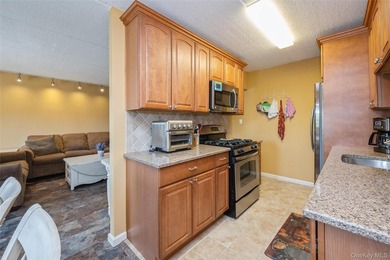 Beautifully maintained and move in ready. 2 bedroom, 2 full bath - photo 7