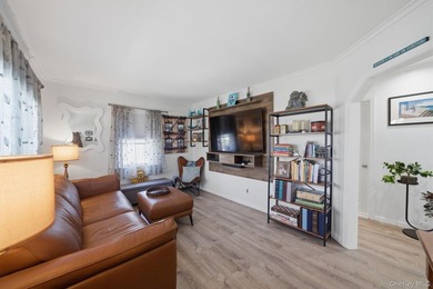 Welcome to this charming, beautifully updated Ranch featuring 2 - photo 5