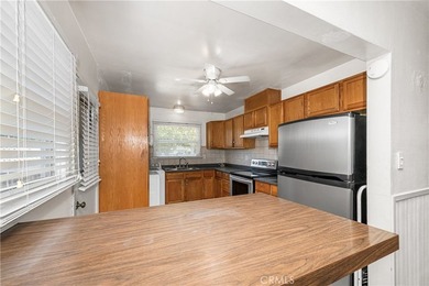 Wonderful mid-century Plaza property situated on a very generous - photo 21