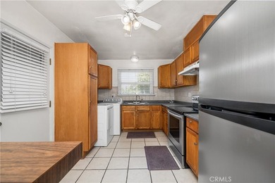 Wonderful mid-century Plaza property situated on a very generous - photo 22