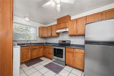 Wonderful mid-century Plaza property situated on a very generous - photo 23