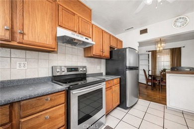 Wonderful mid-century Plaza property situated on a very generous - photo 25