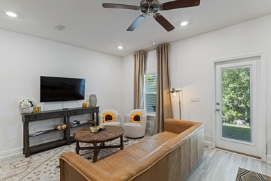 Welcome to Honeycomb Hideaway, a beautifully decorated and - photo 7