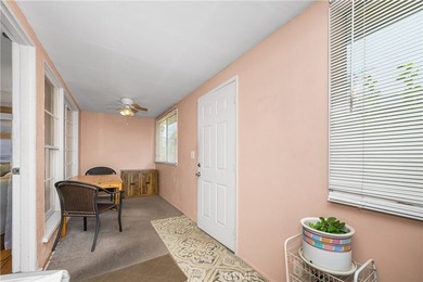 Wonderful mid-century Plaza property situated on a very generous - photo 28