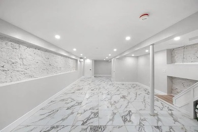 Welcome to this contemporary 19 x 50 ft Two-family townhouse - photo 30