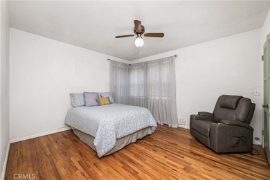 Wonderful mid-century Plaza property situated on a very generous - photo 32