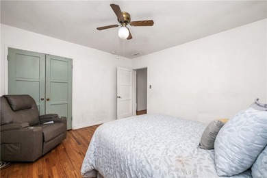 Wonderful mid-century Plaza property situated on a very generous - photo 34