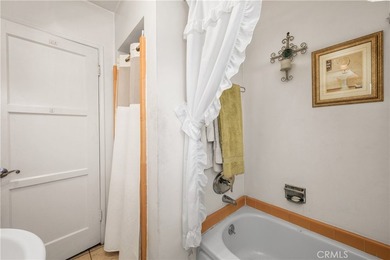 Wonderful mid-century Plaza property situated on a very generous - photo 37