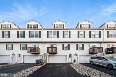 (private lake, pond, coastal) Townhome/Townhouse Active Under Contract in Essington Pennsylvania