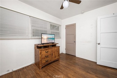 Wonderful mid-century Plaza property situated on a very generous - photo 43