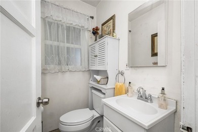 Wonderful mid-century Plaza property situated on a very generous - photo 45