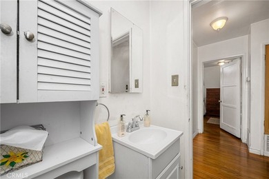 Wonderful mid-century Plaza property situated on a very generous - photo 46