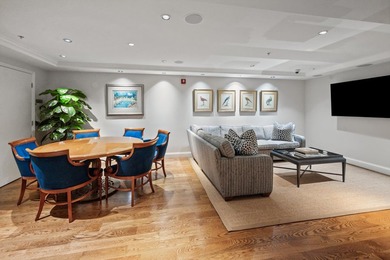 Perfectly located in the heart of West Palm Beach, this stylish - photo 3