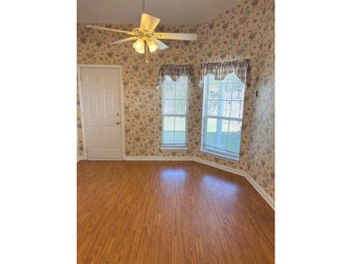 Adorable cottage style home in a cozy little neighborhood! This