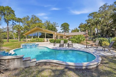 Set on more than one acre in the heart of Sea Pines, this - photo 1